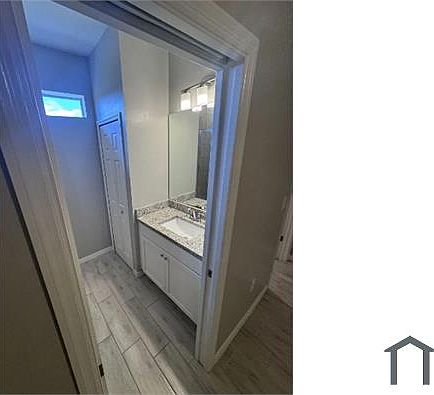 3rd image of 402 NE 24th Pl