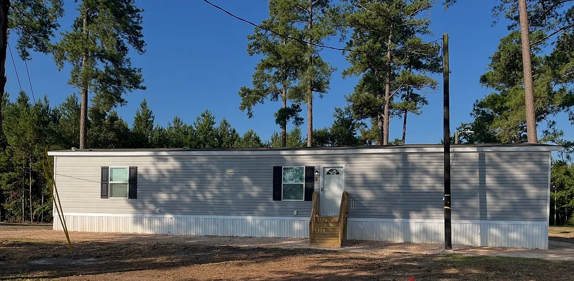 3 bed, 924 sqft, $1,200 — Photo 1