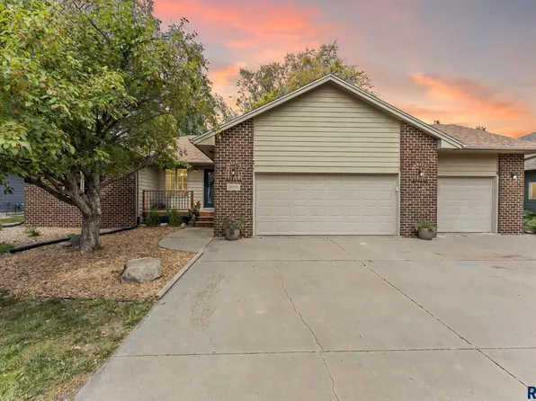 806 E Chestnut St, Harrisburg, SD 57032