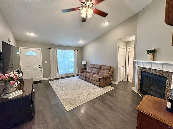 4th image of 667 Harrison Cir