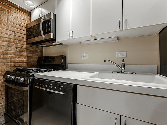 2nd image of 713 W Diversey Pkwy #7