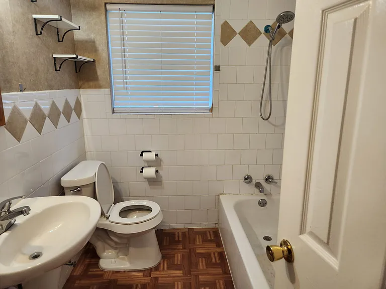 202 Rollins St — Photo 8