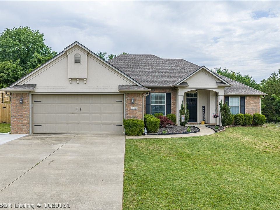 1st image of 821 Woodland Way