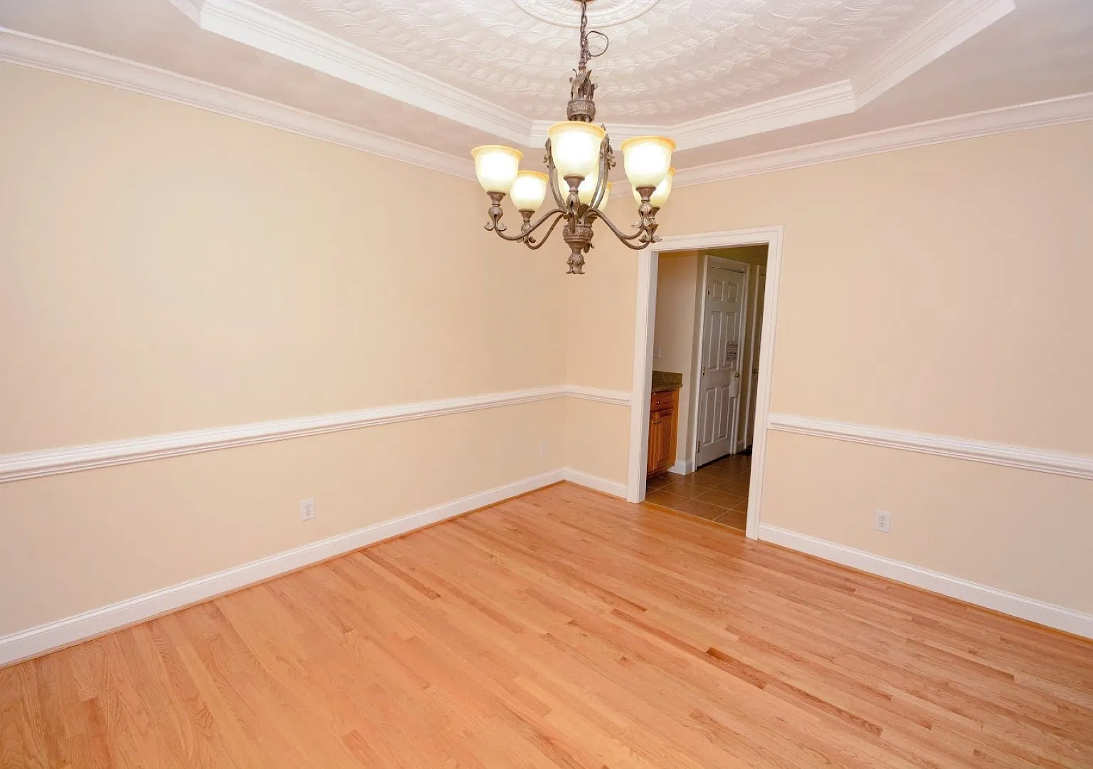 5 bed, 3.5 bath, 3310 sqft, $3,500 — Photo 2