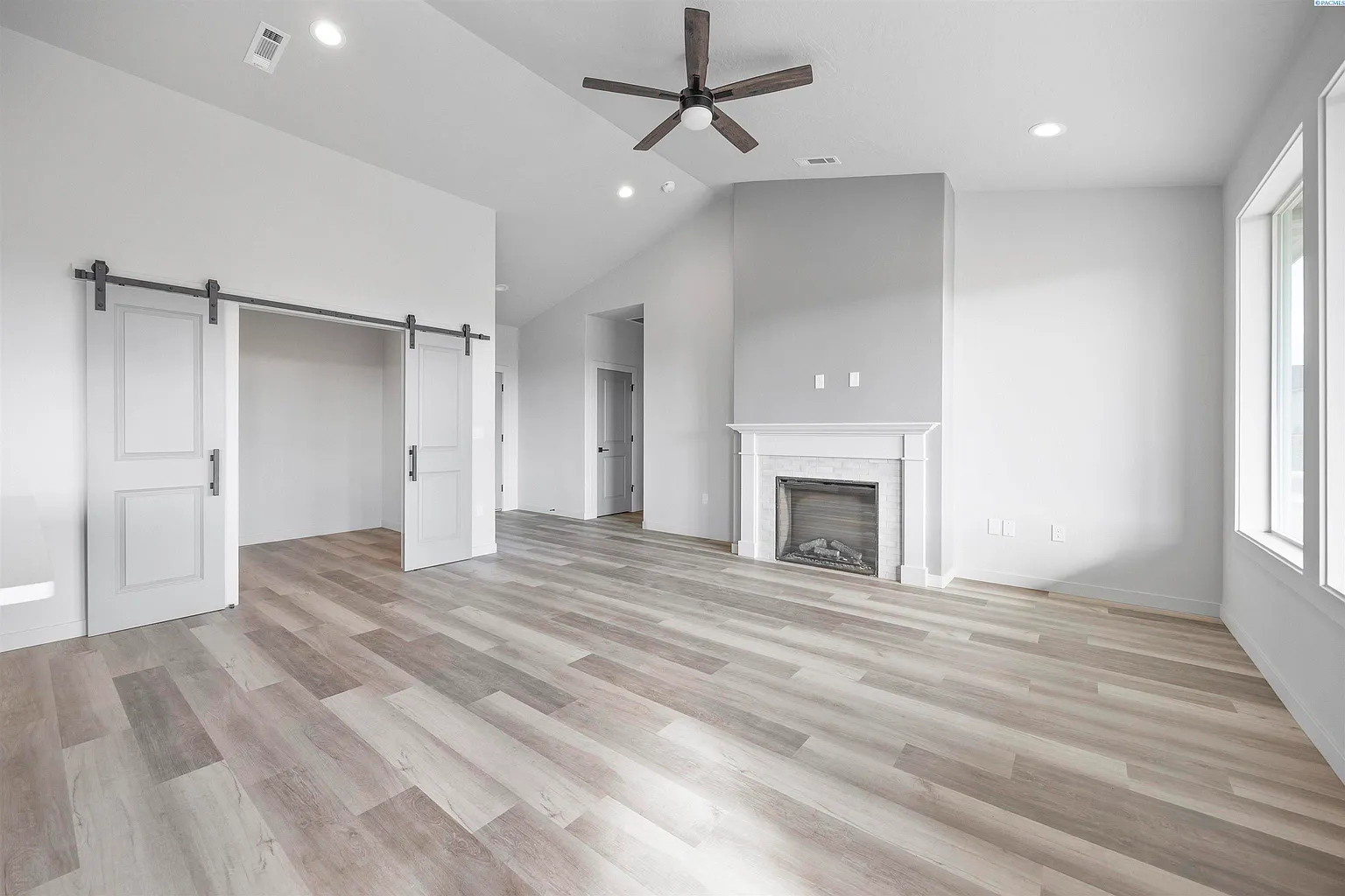 2914 E Helena St photo 1