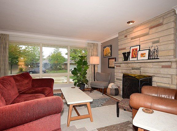 4th image of 1426 Deerpath Ln