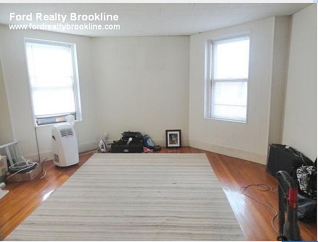 2nd image of 198 Saint Paul St APT 002