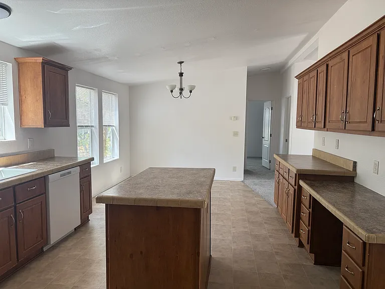 841 S 11th Dr — Photo 3