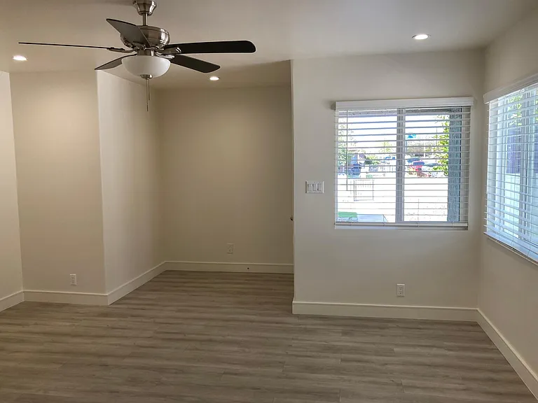 546 N Barbara Ave — Photo 4