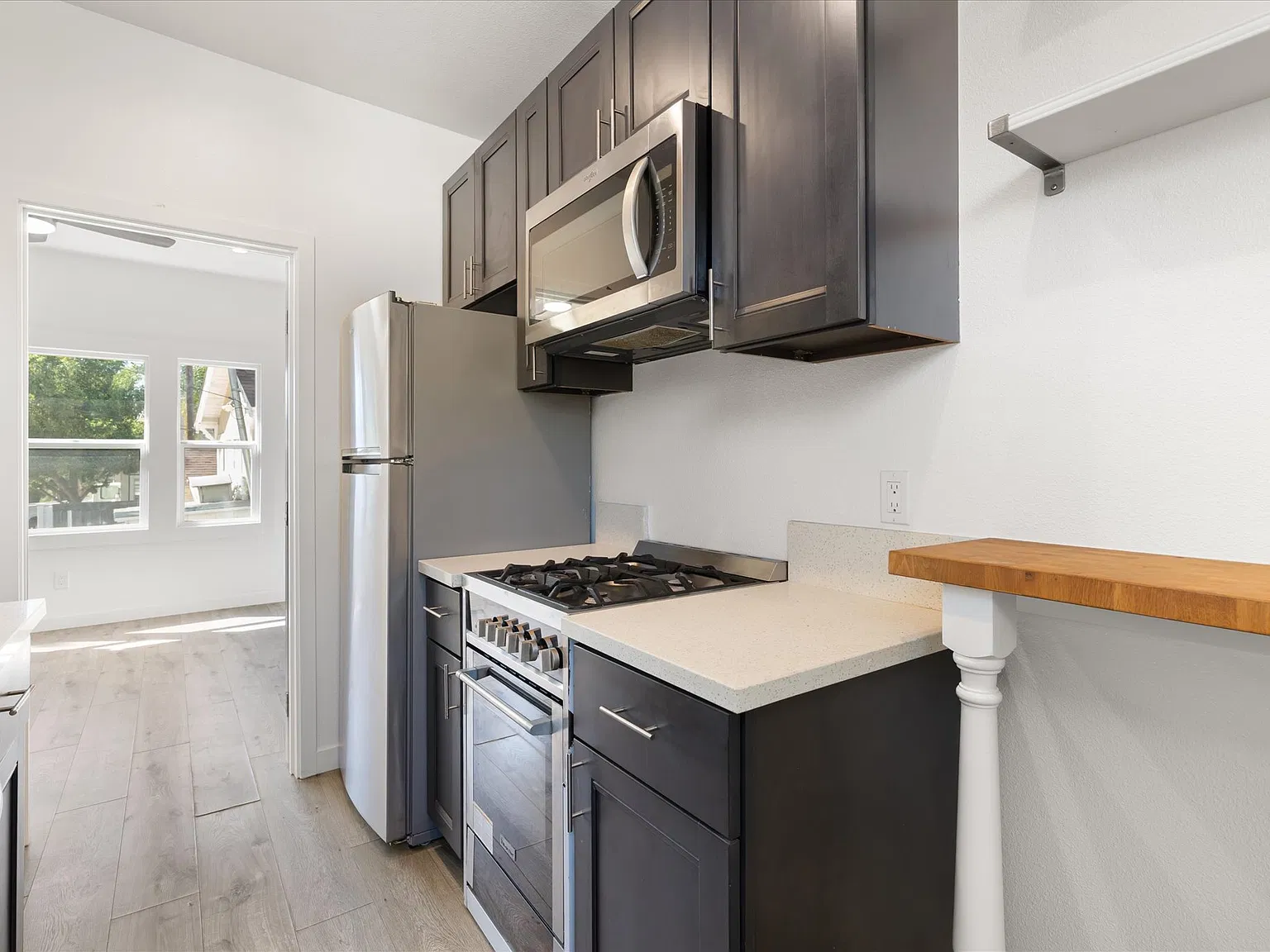 1 bed, 400 sqft, $1,697 — Photo 3