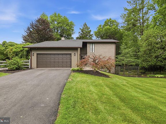 3rd image of 2721 Berryland Dr