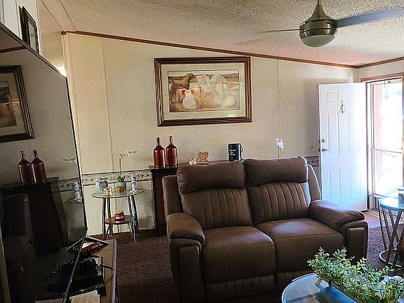 4th image of 402 E Matagorda Ave