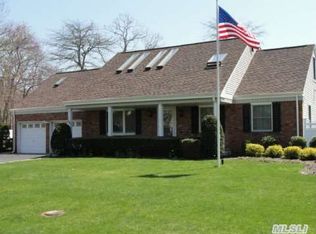 35 Bridle Way, Oakdale, NY 11769