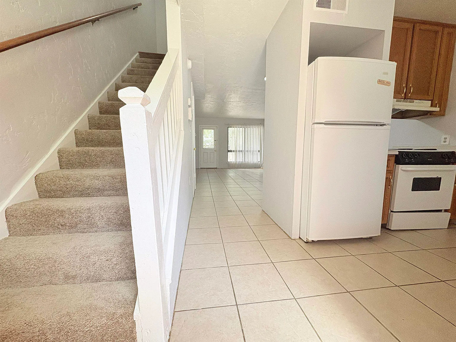 2 bed, 2.5 bath, 1000 sqft, $1,050 — Photo 2