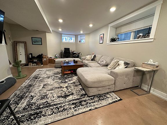 5th image of 2029 W Walton St #1