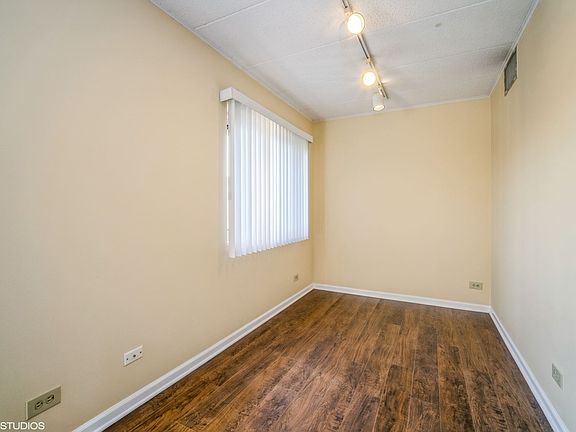 4th image of 3850 S Parkway Dr APT 3B