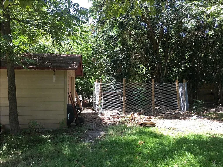 507 Middle Ln — Photo 6