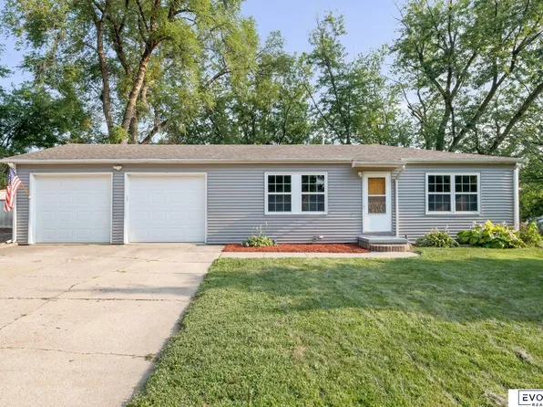 3911 High Meadows Ln, Bellevue, NE 68147