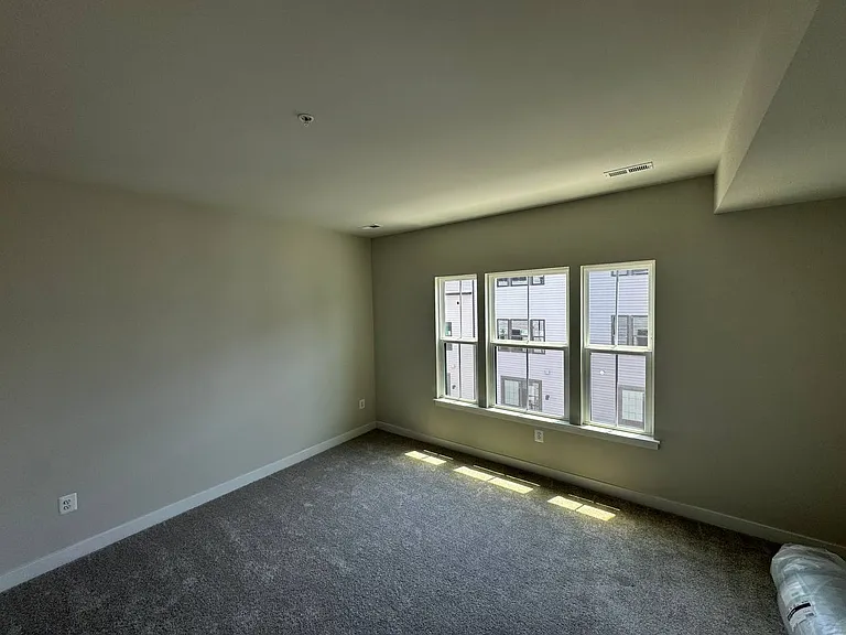 833 Lennox St — Photo 8