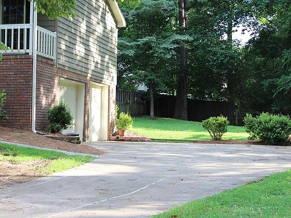 4th image of 704 Fairfax Ct