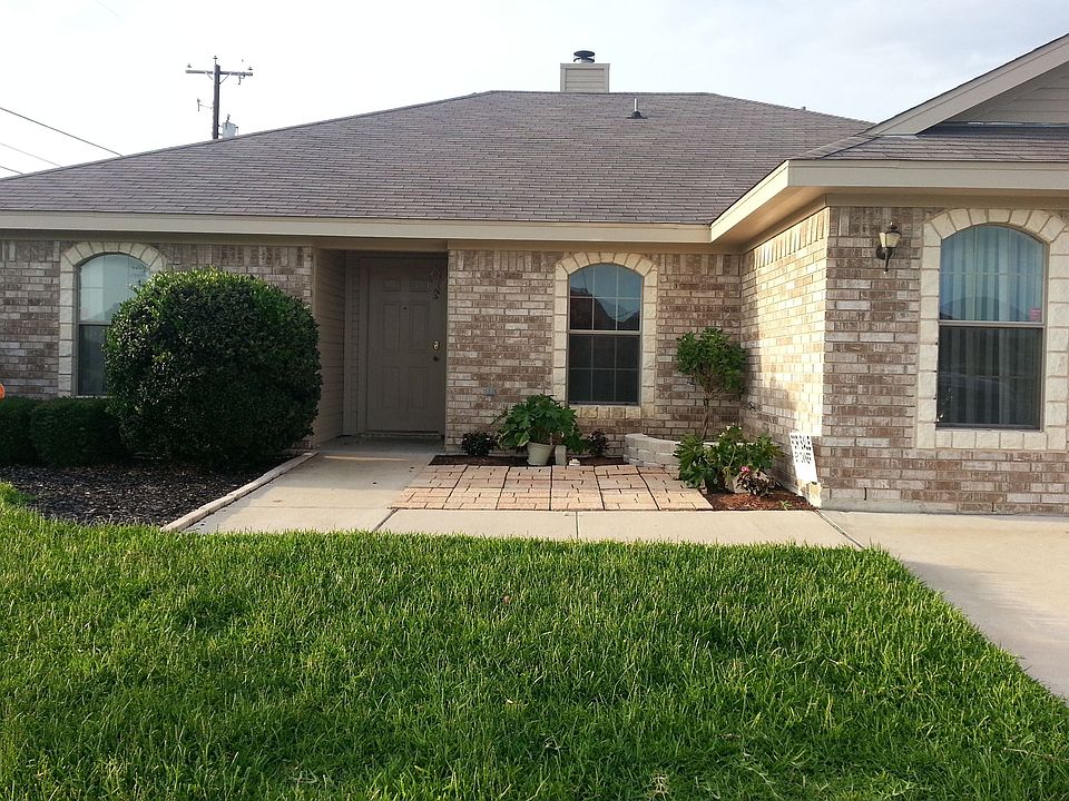 Corner Lot, 4BR/2BA + 2 Living! 6/19