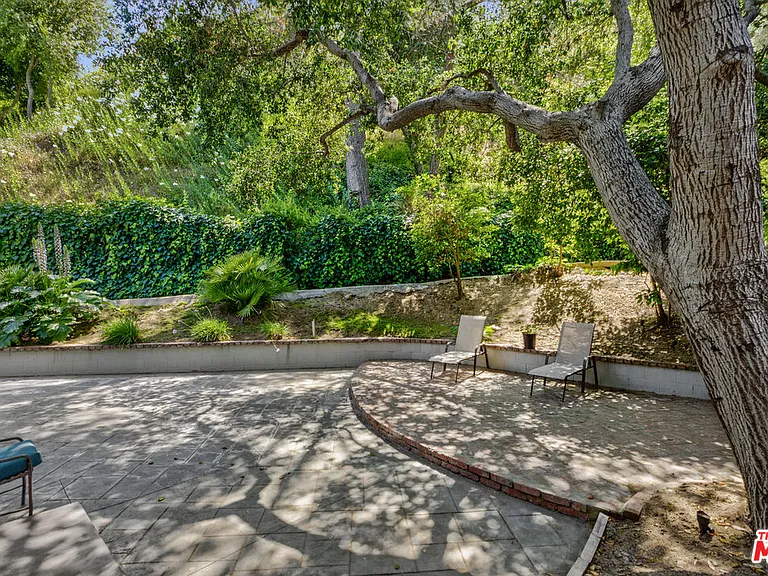 3101 N Beachwood Dr — Photo 25