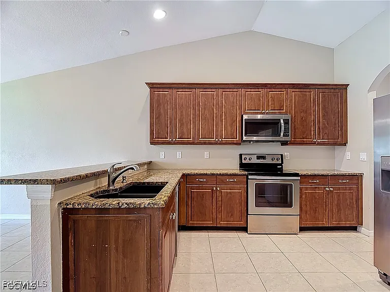 1726 Trafalgar Pkwy — Photo 11