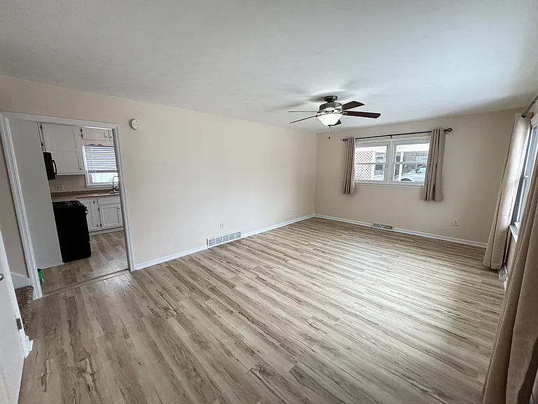 955 Crestview Ct — Photo 4