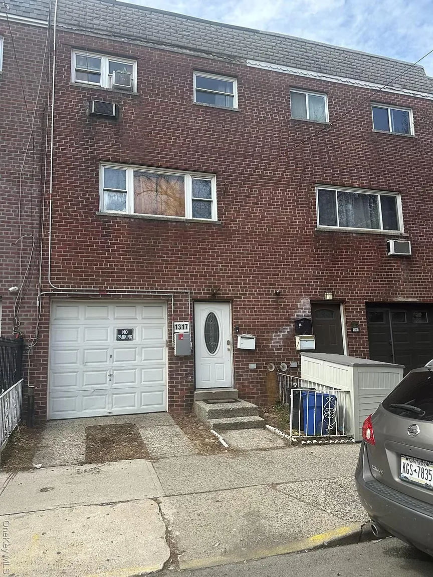 1317 Stratford Avenue photo 1