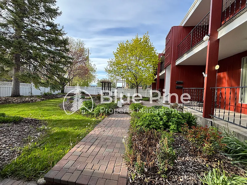 Building Photo - 542 Gladstone St #2