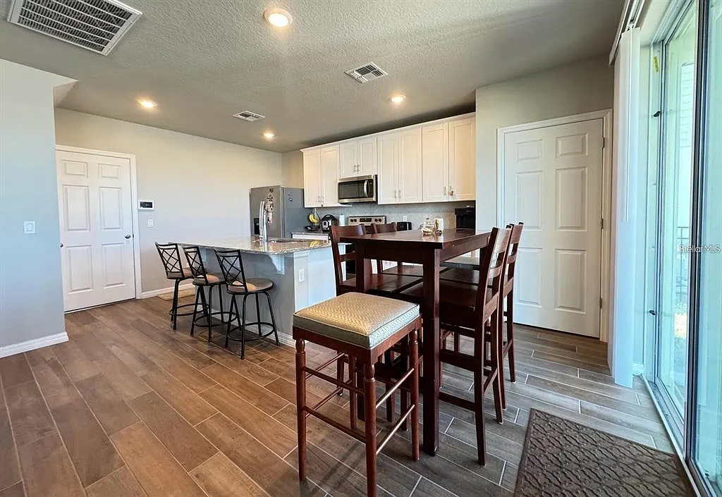 3 bed, 2.5 bath, 1724 sqft, $2,150 — Photo 2