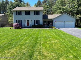 10 Woodmint Pl, Malta, NY 12020