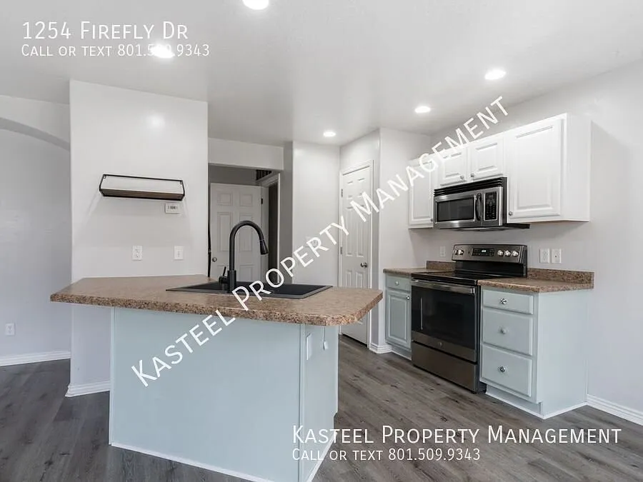 Spacious Townhome, 2 Car Garage, in Whispering Willows — Photo 3