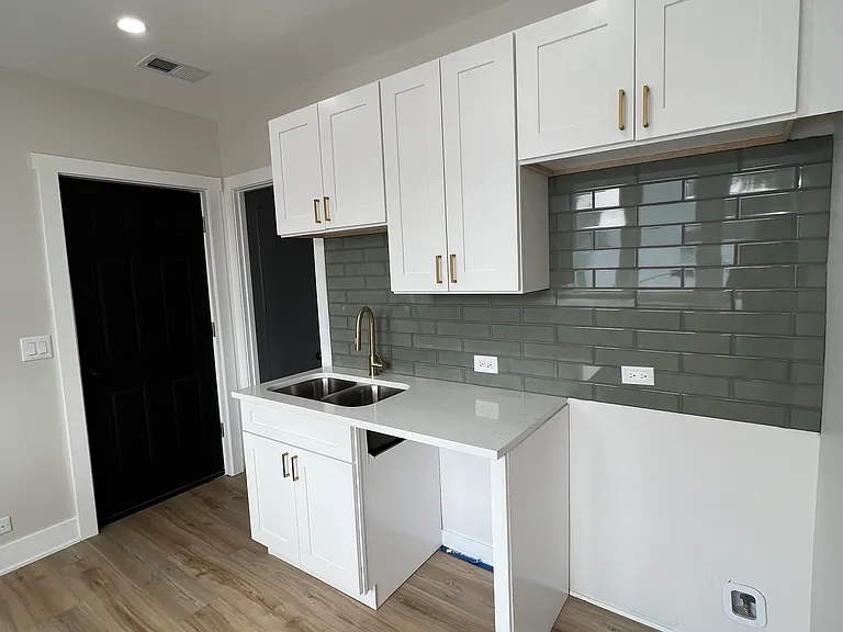 646 W 47th Pl #3 — Photo 8