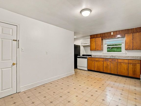 4th image of 509 Bridge St APT 2
