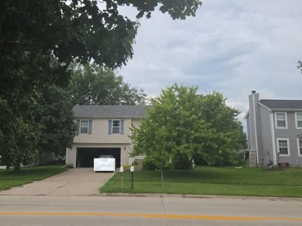 2917 Clearwater Ave, Bloomington, IL 61704