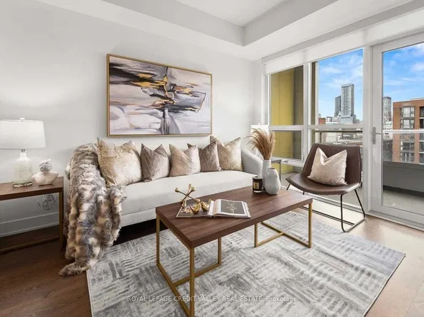38 Cameron St #813, Toronto, ON M5T 0C3