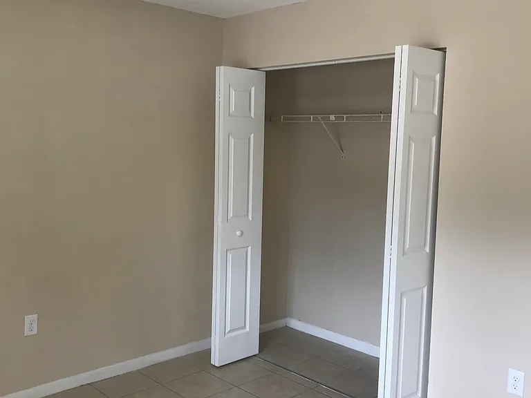 725 N Oak Ave — Photo 11