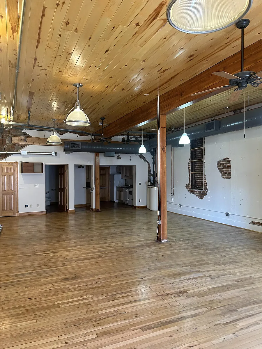 Building Photo - 138 W 1st St #1