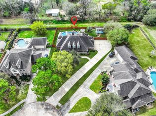 18 Falling Leaf Ct, Friendswood, TX 77546