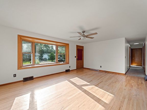 4th image of 26 Belair Dr