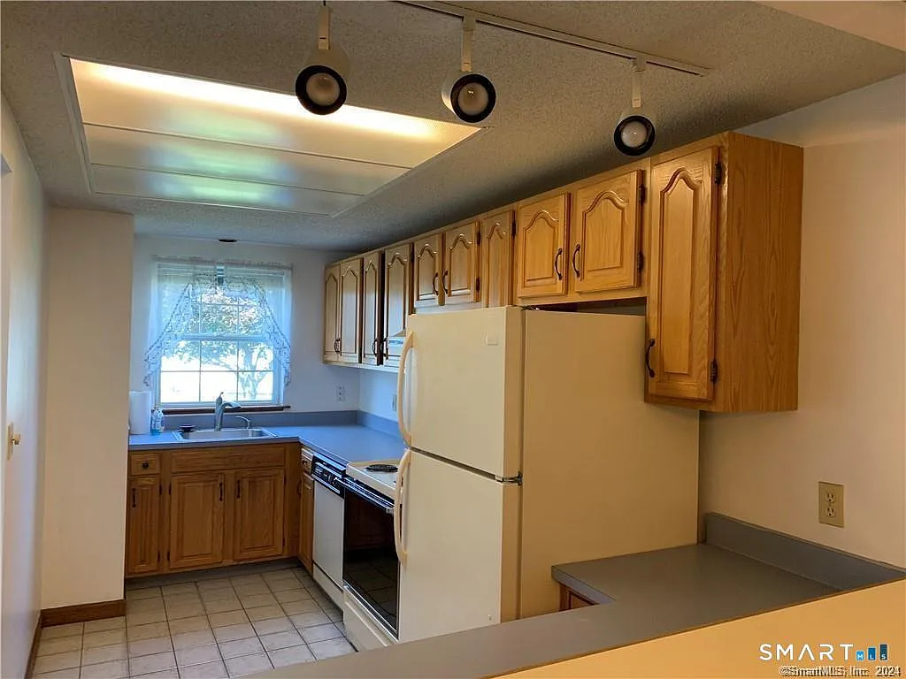 2 bed, 2.5 bath, 1200 sqft, $2,300 — Photo 2