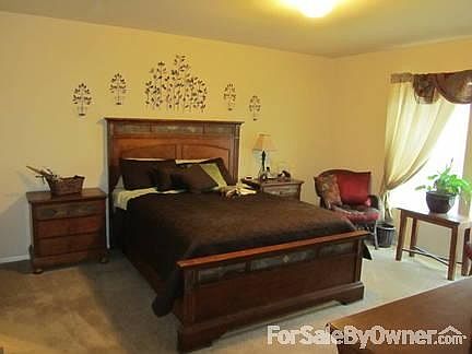 13.5x14.5 master bedroom
						:
						Large master bath and walk-in closet