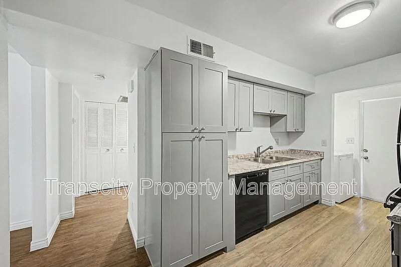 2 bed, 1.0 bath, 952 sqft, $1,295 — Photo 3