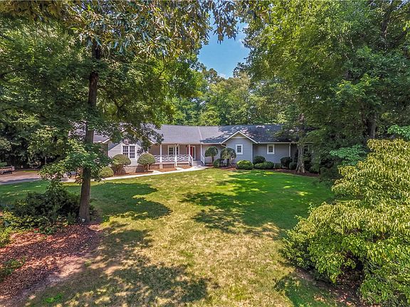 4th image of 202 Holly Dr