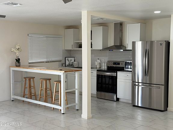 3rd image of 632 W FORDHAM Drive