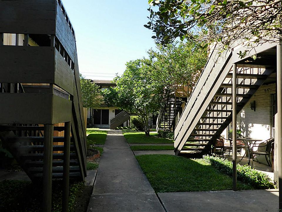 1st image of 4500 Sherwood Ln APT 14