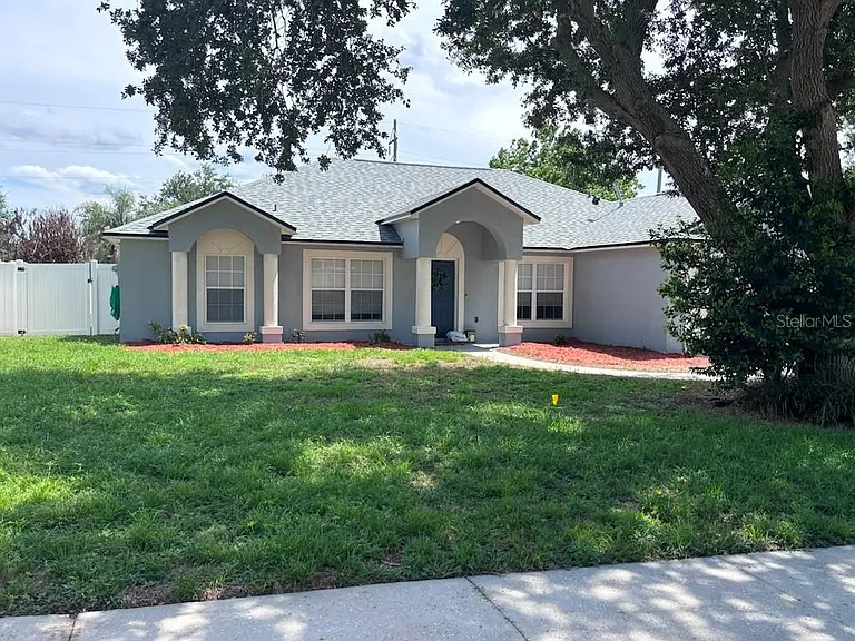 1004 Chateau Cir — Photo 2
