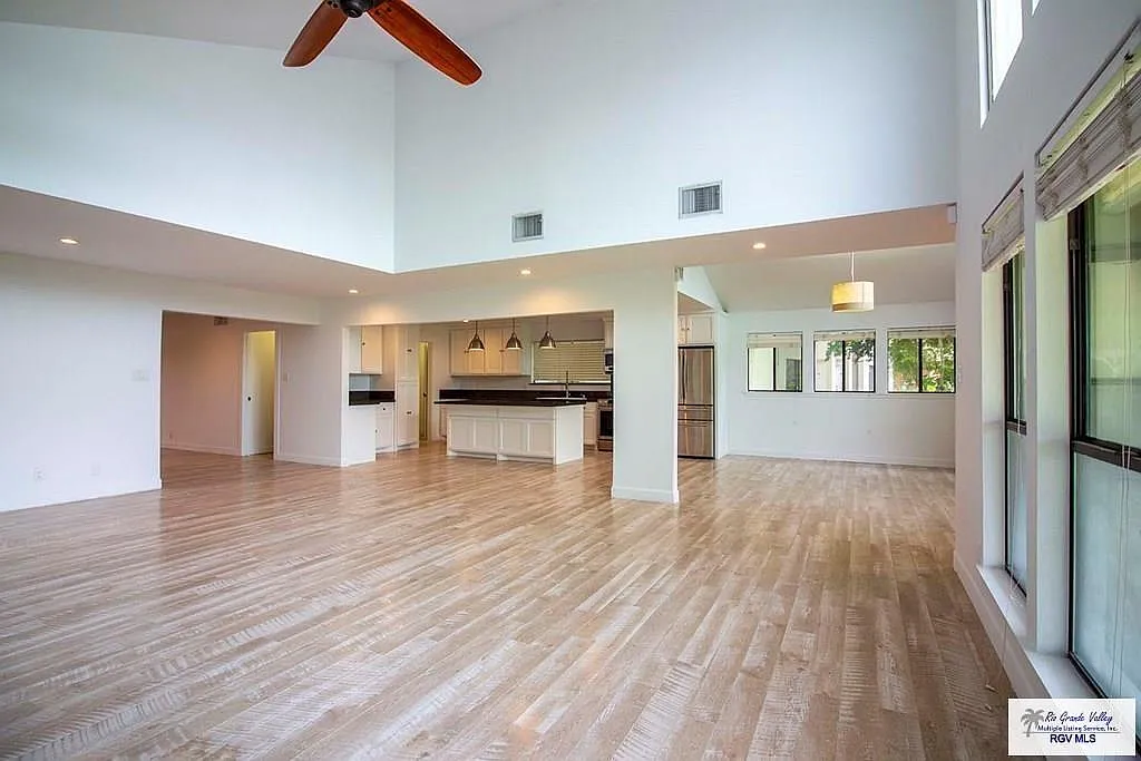 5 bed, 5.0 bath, 5000 sqft, $4,200 — Photo 4