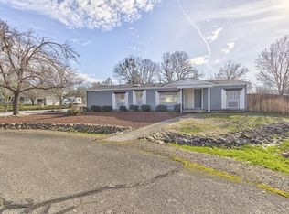 100 Hart Cir, Shady cove, OR 97539
